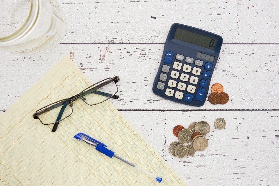 Calculatrice, lunettes et pièces : évaluer le coût d’un produit sur la durée