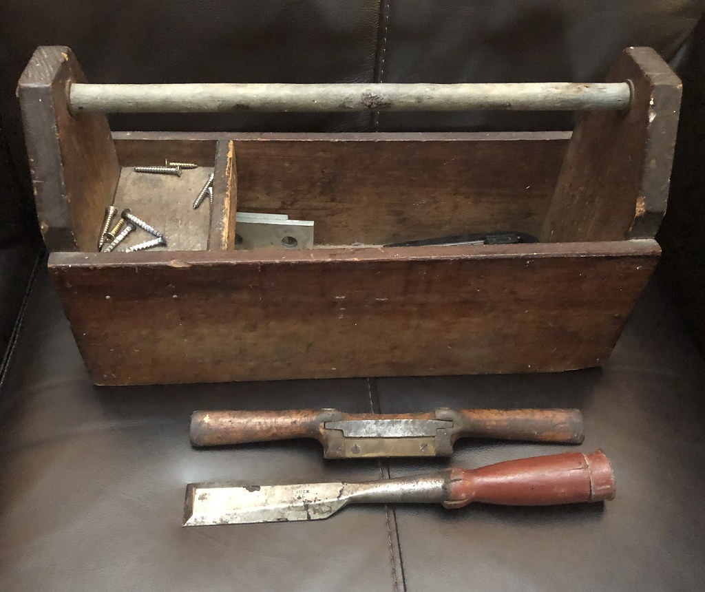 Caisse à outils en bois avec des outils de réparation